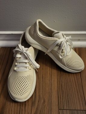 CROCS Women's LiteRide Pacer Sneaker - Size 9W